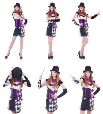 Beyaz soytarı kostümü giymiş bir kız.