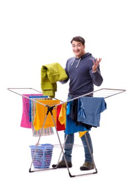 Çamaşır yıkayan koca beyaz tenli.