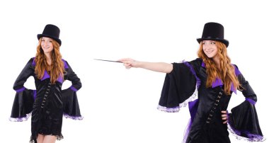 Kadın sihirbaz beyazların arasında.