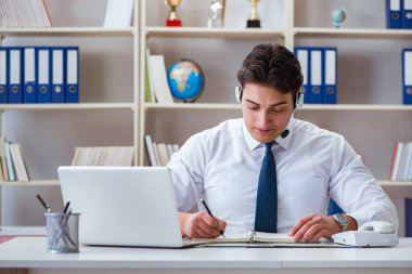 İşadamı. Ofiste çalışan seyahat acentesi.