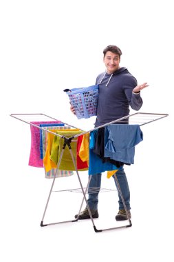 Çamaşır yıkayan koca beyaz tenli.