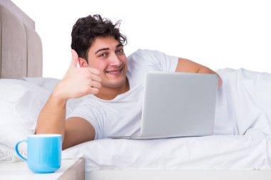 Yatakta uykusuzluk çeken bir adam.