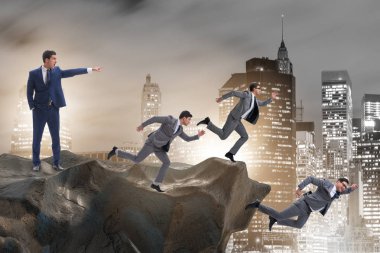 İş adamı iş hayatında kötü kararlar veriyor.