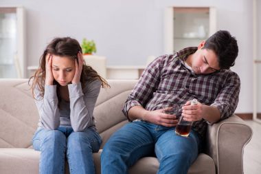 Genç bir aile kavramında içki sorunu yaşayan sarhoş bir koca.