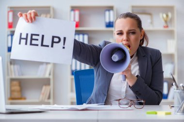 İş kadını ofiste yardım istiyor.