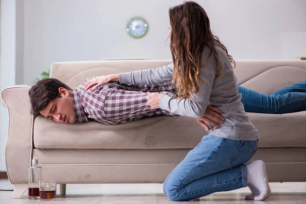 Genç bir aile kavramında içki sorunu yaşayan sarhoş bir koca.