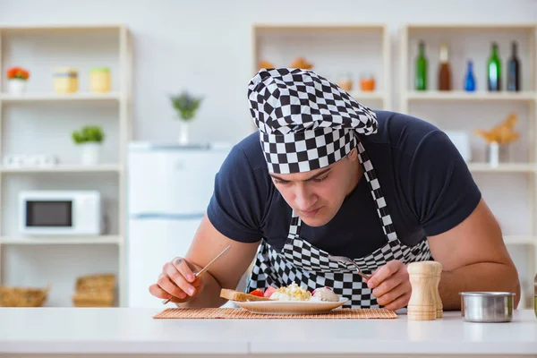 Chef cozinhar cozinhar uma refeição jantar de pequeno-almoço na cozinha — Fotografia de Stock