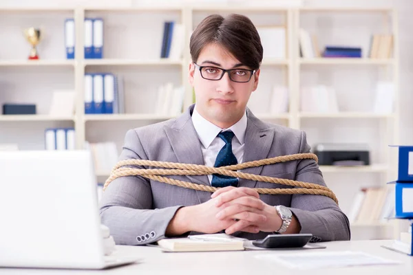 Zakenman vastgebonden met touw in het kantoor — Stockfoto