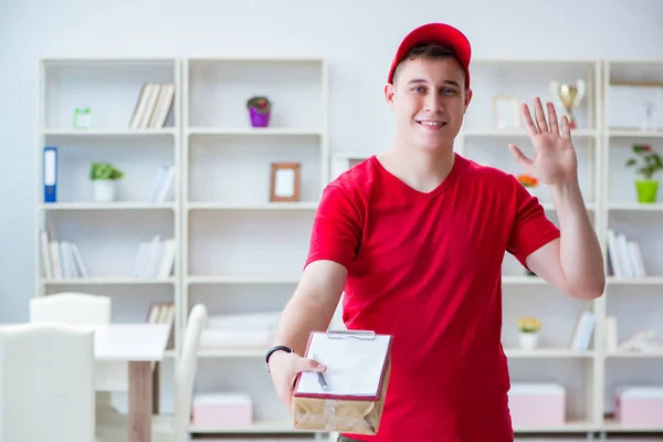 Post man leverera ett paket paket — Stockfoto