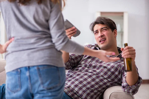 Trinkproblem betrunkener Mann in einer jungen Familie — Stockfoto