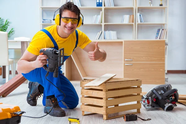 Tamirci marangoz bir seçimle tahta tahtayı kesiyor.