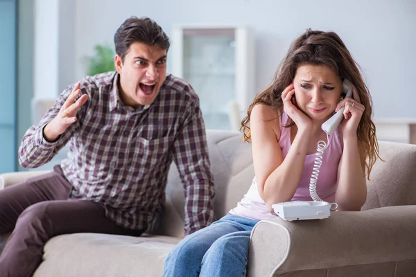 Parçalanmış ilişki konseptinde genç bir aile