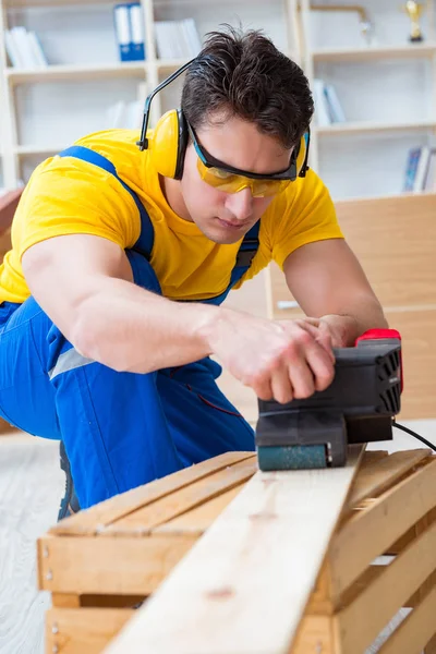 Schreiner poliert eine Holzplatte mit einem Elektroschocker — Stockfoto