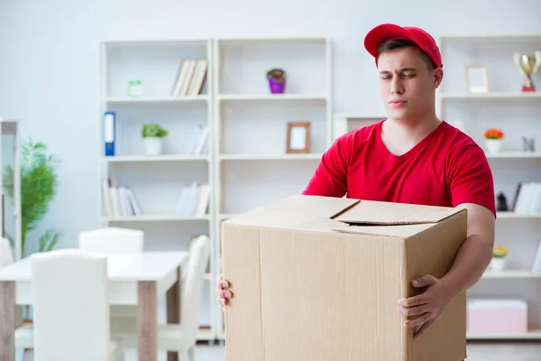 Post man leverera ett paket paket — Stockfoto