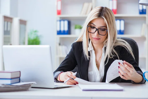Affärskvinna som arbetar på laptop vid skrivbordet på kontoret — Stockfoto
