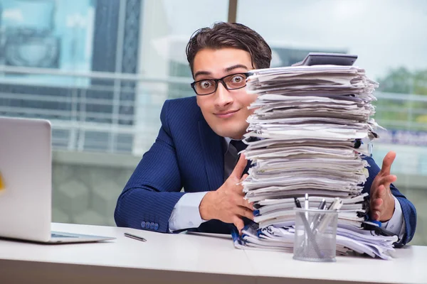Affärsman med hög bunt med papper pappersarbete på kontoret — Stockfoto