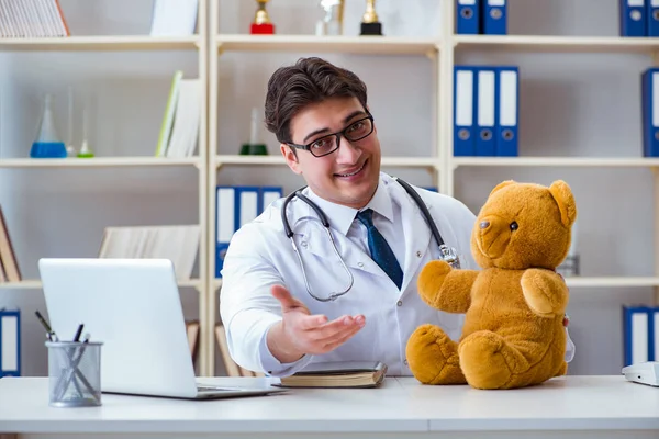 Médico veterinário pediatra segurando um exame no off — Fotografia de Stock