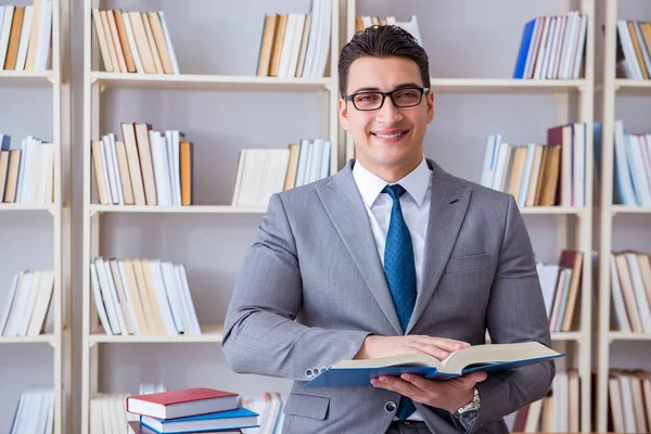 İş hukuku öğrencisi kütüphanede çalışıyor.