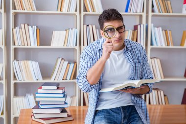 Kitapları olan genç bir öğrenci sınavlara hazırlanıyor.