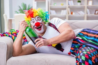 Sarhoş palyaço evde parti veriyor.