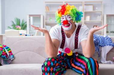 Sarhoş palyaço evde parti veriyor.