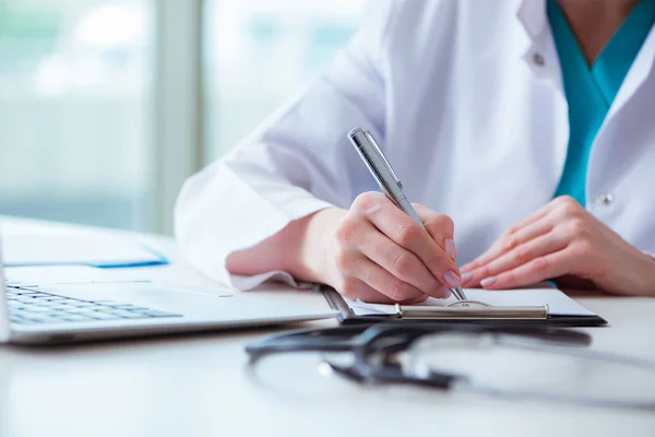 Médico con medicamentos recetados en concepto médico — Foto de Stock