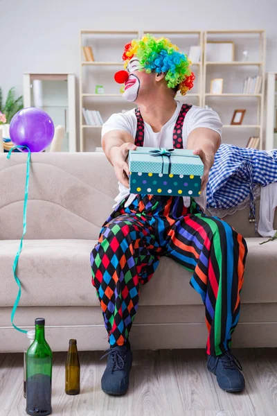 Betrunkener Clown feiert Party zu Hause — Stockfoto