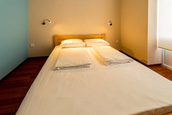 Cama de casal no hotel — Fotografia de Stock