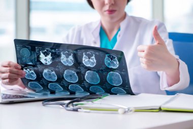 Doktor hastanede MRI görüntüsünü inceliyor.