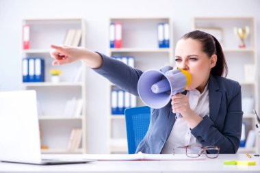 Ofiste hoparlörle bağıran kızgın iş kadını.