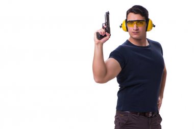 Beyazlara izole edilmiş bir şekilde silahtan spor atışı yapan adam.