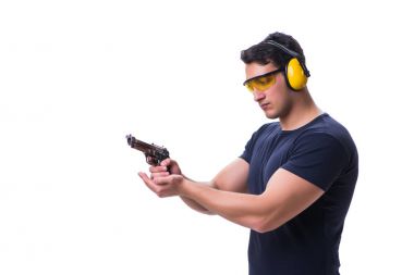 Beyazlara izole edilmiş bir şekilde silahtan spor atışı yapan adam.