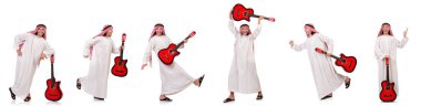 Arap adam beyaz izole gitar çalmak