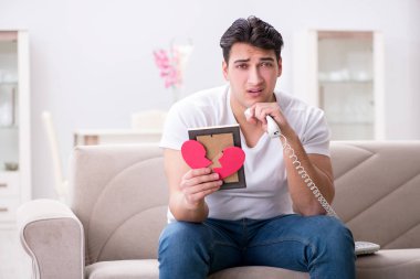 Üzgün Aziz Sevgililer Günü konsepti içinde genç bir adam