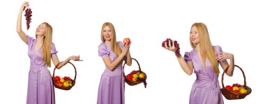 Kadın beyaz izole meyve sepeti ile