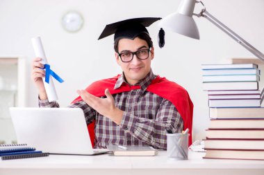 Süper kahraman öğrenci havan topu takıyor.