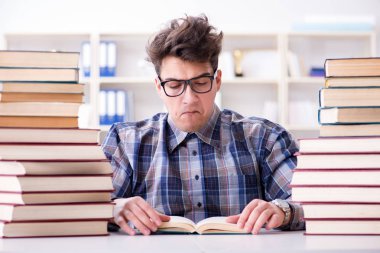 İnek öğrenci üniversite sınavlarına hazırlanıyor.