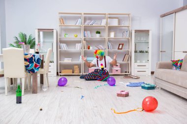 Sarhoş palyaço evde parti veriyor.