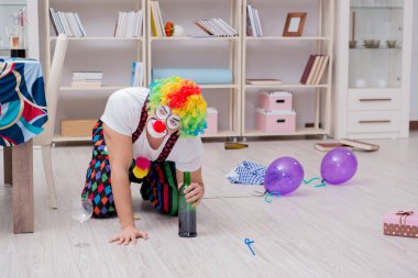 Sarhoş palyaço evde parti veriyor.