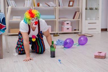 Sarhoş palyaço evde parti veriyor.