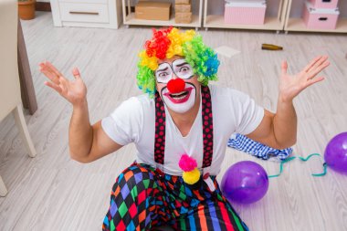 Sarhoş palyaço evde parti veriyor.