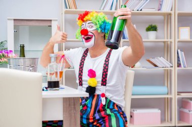 Sarhoş palyaço evde parti veriyor.