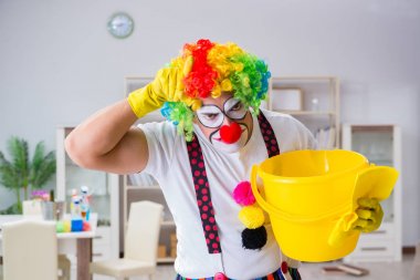 Komik palyaço evde temizlik yapıyor.