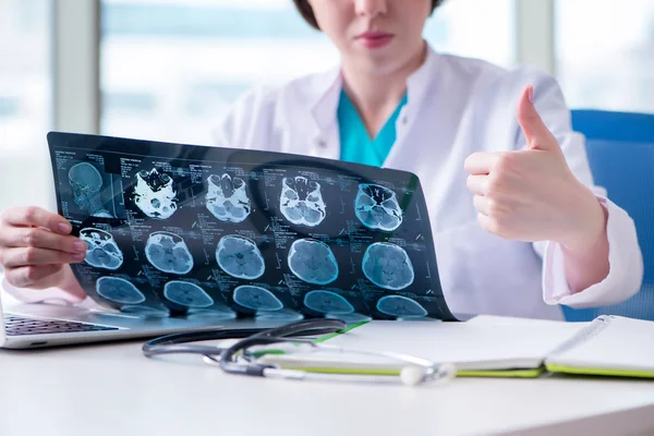 Doktor hastanede MRI görüntüsünü inceliyor.