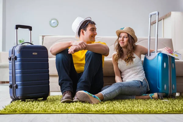 Fiatal család felkészülés az utazás nyaralás — Stock Fotó