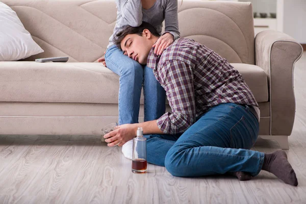 Beber problema bêbado marido homem em um conceito de família jovem — Fotografia de Stock