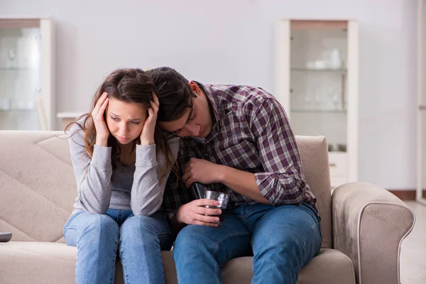 Genç bir aile kavramında içki sorunu yaşayan sarhoş bir koca.