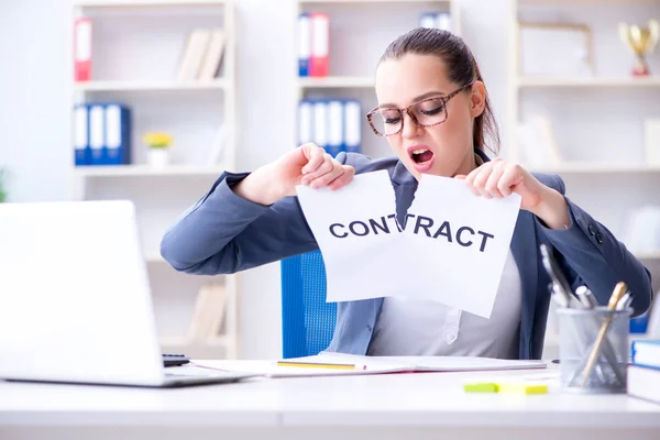 Affärskvinna sliter sönder sitt kontrakt — Stockfoto