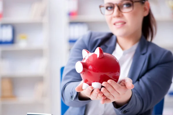 Unternehmerin im Rentensparkonzept — Stockfoto