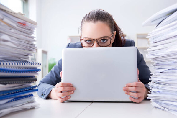 Уставшая деловая женщина с бумажной работой